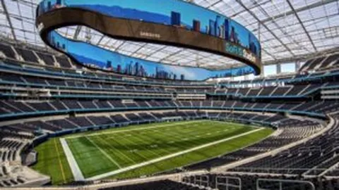 余依婷荣获金牌，游泳斗志昂扬